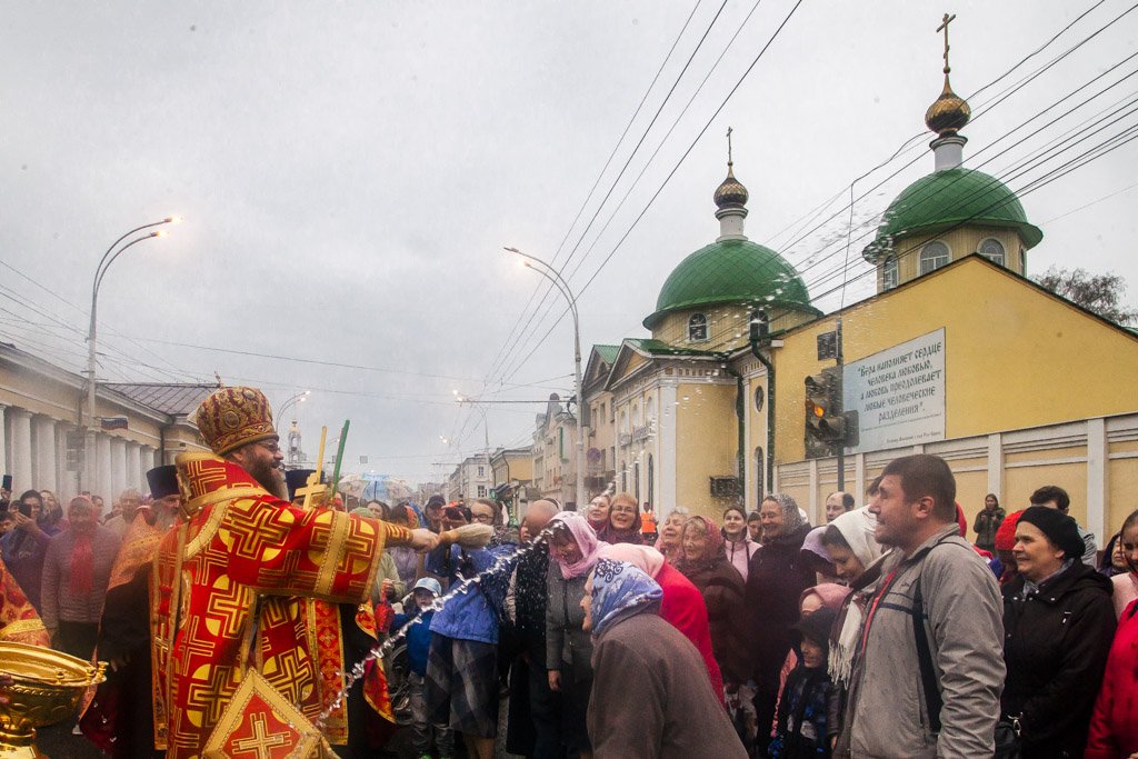 Крестный ход на пасху слова. Крестный ход Тамбов. Крестный ход город Уварово. Пасхальный крестный ход картина. Крестный ход в пасхальную ночь.