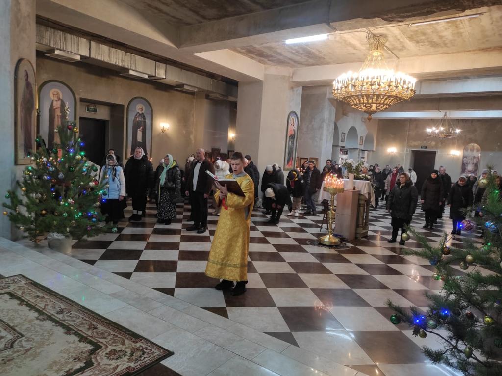 Батюшка рок группа. Диакон ектения на литургии. Литургия проскомидия. Диакон ектения на литургии. Группа батюшка литургия.